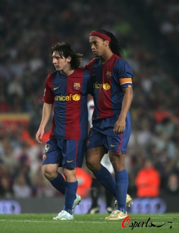 英超：曼城主场3-0完胜诺维奇（英超：曼城主场三球零封诺维奇）