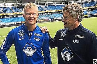 2025／26赛季英超：“萨拉赫有权不满，但无权公开！”斯洛特回应萨拉赫言论（2025／26赛季英超｜斯洛特回应萨拉赫发声：不满可以，公开不行）