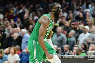 姆巴佩圣马梅斯上演双响 阿隆索率皇马重拾信心（姆巴佩圣马梅斯梅开二度，阿隆索带领皇马重振士气）