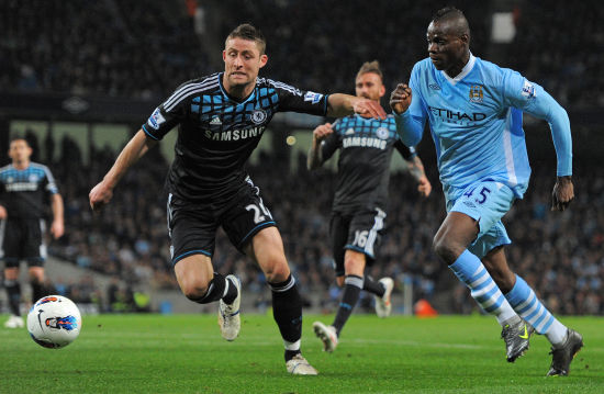 池忠国迎国安生涯200场里程碑，赛前热身获赠纪念球衣（赛前热身获赠纪念球衣，池忠国迎来国安生涯第200场里程碑）